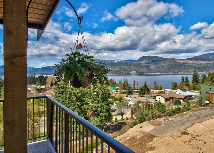Semi-Lakefront Luxury Retreat In Blind Bay, Bc Cottage