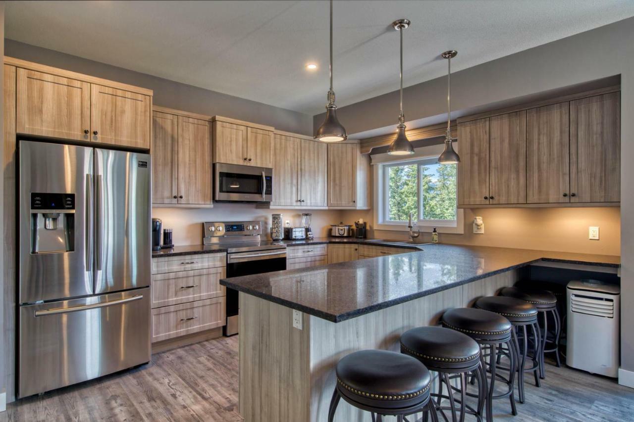 Semi-lakefront Luxury Retreat In Blind Bay, Bc *
